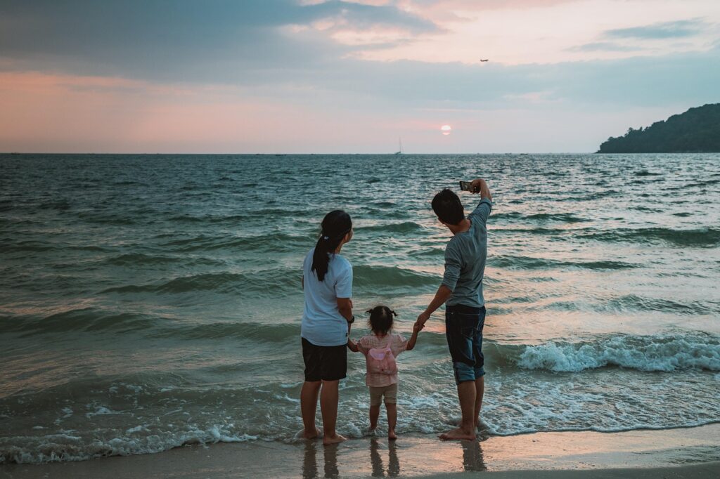 selfie, beach, family, child, nature, mother, father, vacations, mobile, smartphone, photo, summer, sea, water, ocean, happy, to travel, people, girl, asian, asia, chinese